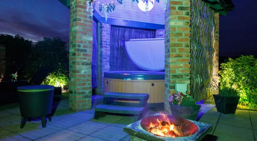 Lincoln Holiday Retreat Cottage with Private Hot Tub - Image 1