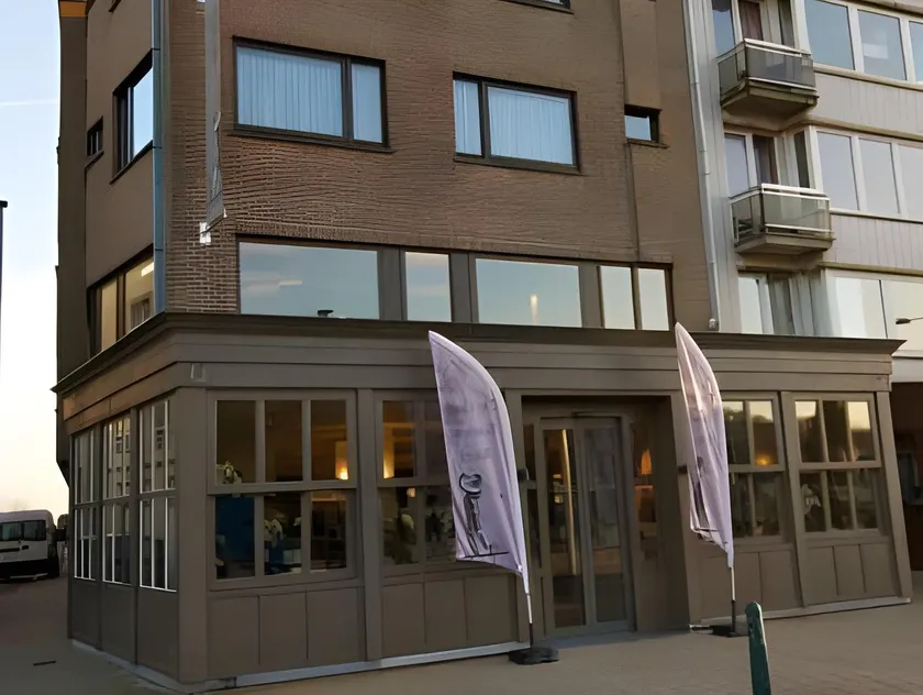 Hotel De Golf - Image 1
