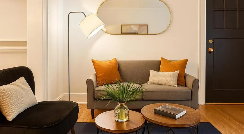 Cozy Modern Studio Queen BedWorkspacefastWifi - Image 1
