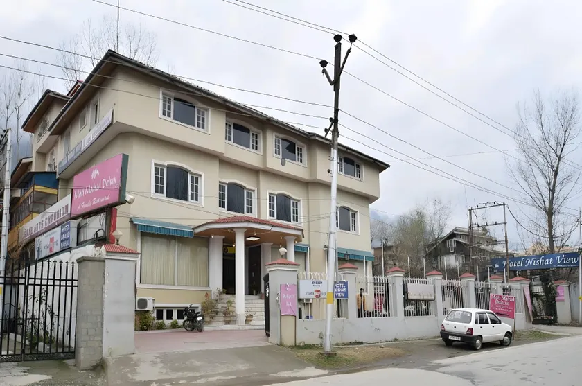 Hotel Nishat View - Image 1
