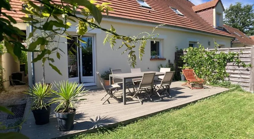 A pretty house with garden to rest in - Image 1