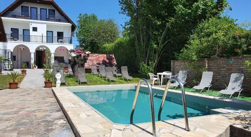 Sipos Vendég és Apartmanház - Image 1
