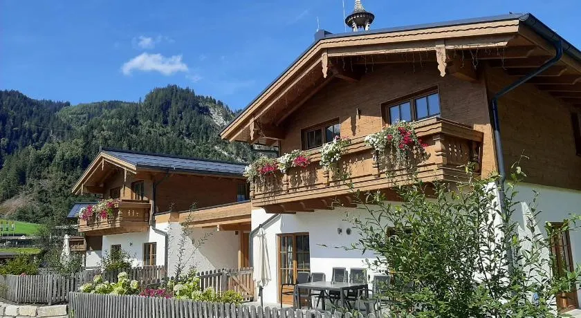 Hochalmbahnen Chalets 1-04, Alpenkrokus, nahe Gondel, Hunde willkommen - Image 1