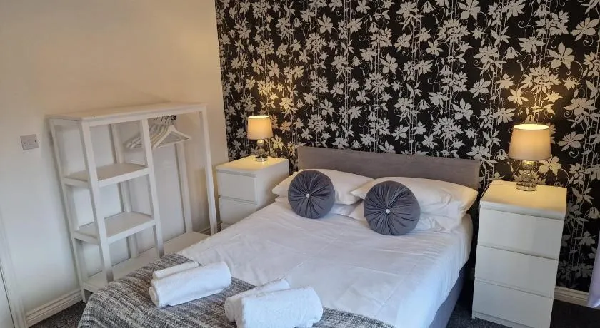 Hereford - Mayflower Coach House, Modern 2 Bedroom Property With Parking, Located South Of Hereford City, Suitable For Small Family, Couple Or Contractors - Sleeps Up To 5 Guests - Hosted by RENTMYHOUSE - Image 1