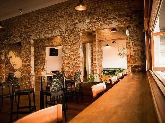 Queens Arms Hotel - Image 1