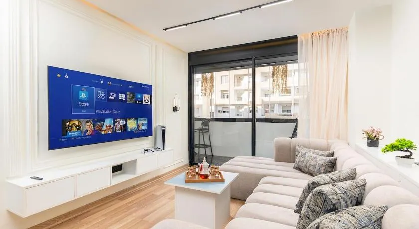 Blue Chic Luxury Studio with Pool and AC - Image 1