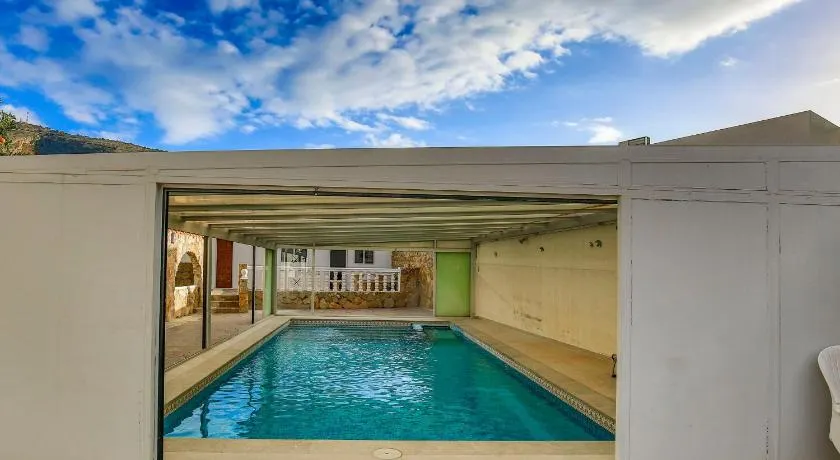 Cosy 1 bed pool house - Image 1
