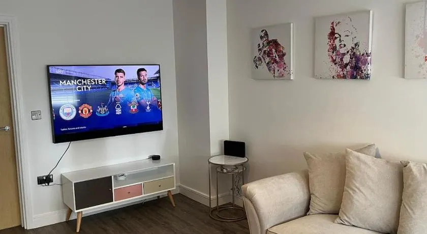 Large City Centre 3BD Cosy Home - Etihad - CoopLIVE - Image 1
