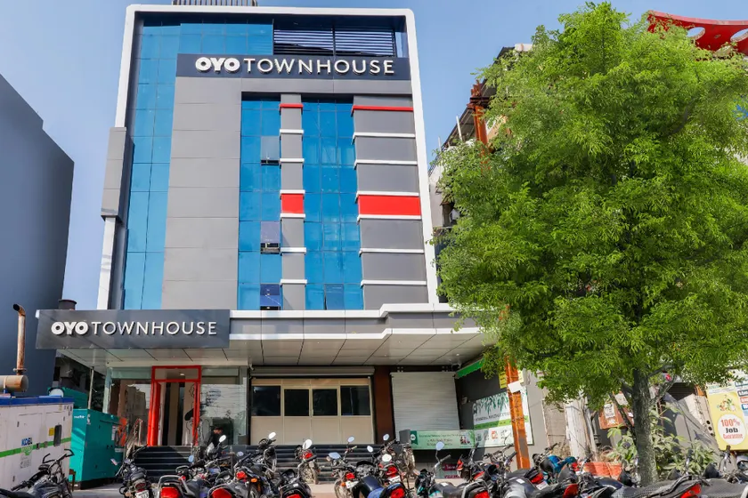 Super OYO Townhouse 325 South Tukoganj - Image 1
