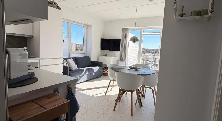 Modern Stylish Apartment Near City Centre with Parking - Image 1