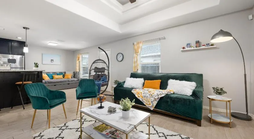 Stylish Furnished 2Bd 2Ba Apartment with Wifi Close to Shopping and Entertainment in McAllen Month to month contract on long term stays - Image 1