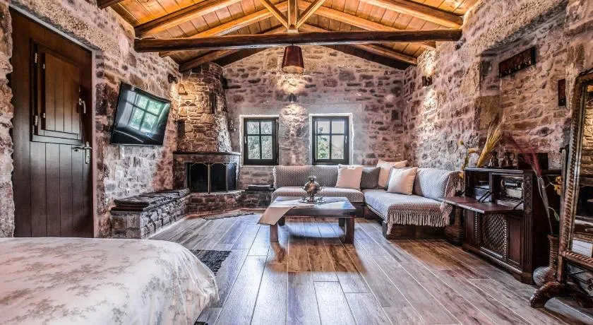Karyoupolis Lounge Cave House - Image 1