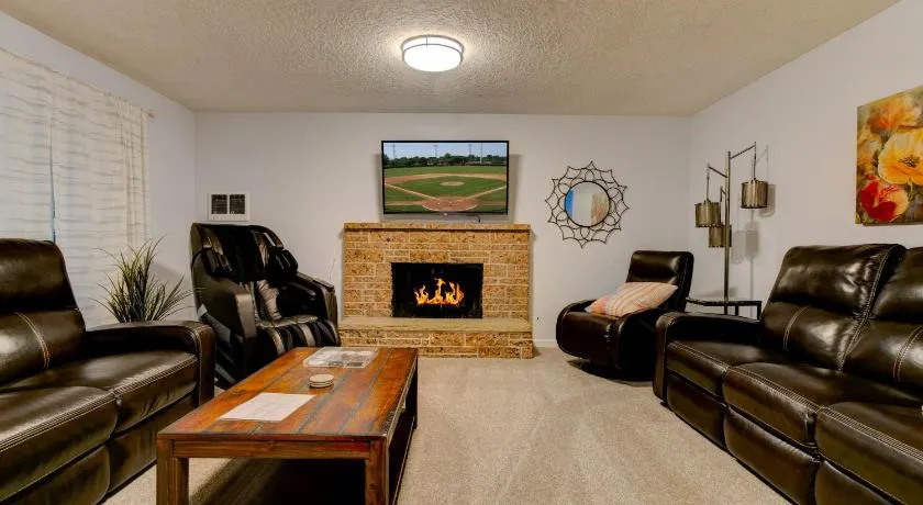 Modern Luxuries in a Quiet Convenient Location - Image 1