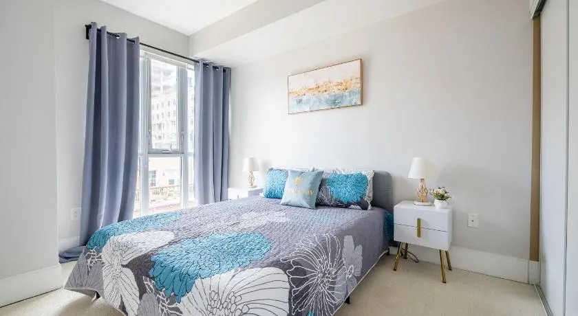 Beautiful 1Bedroom & Den Condo in the Heart of Downtown Toronto - Image 1