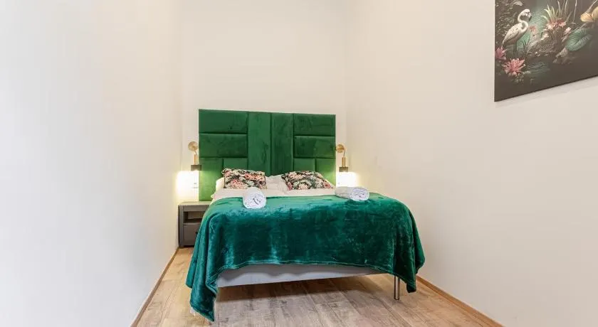 Lovely 1BR & 1LR Ground Floor Gem 15 min to City Center via U3 - Image 1