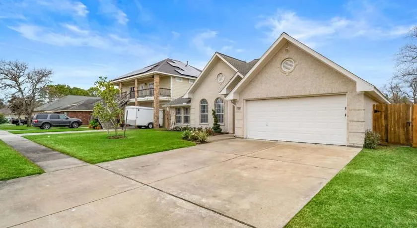 Pool Paradise in Kemah next to Cien Park and minutes from fun at the Kemah Boardwalk - Image 1