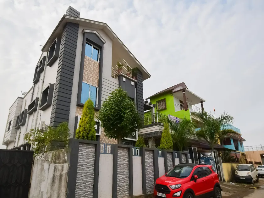 Hotel O Luxury Inn - Image 1