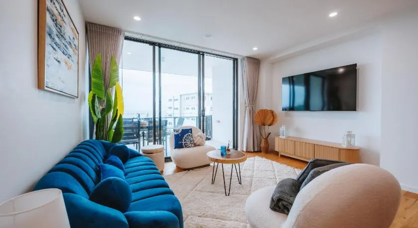 3-Bedroom Apartment with Sea View, Rooftop Pool, Study & Free Parking - Image 1