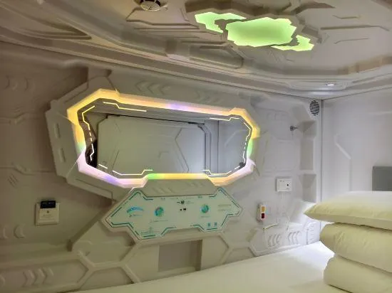 Chengdu Tianfu Airport Squint for a while space capsule hotel - Image 1