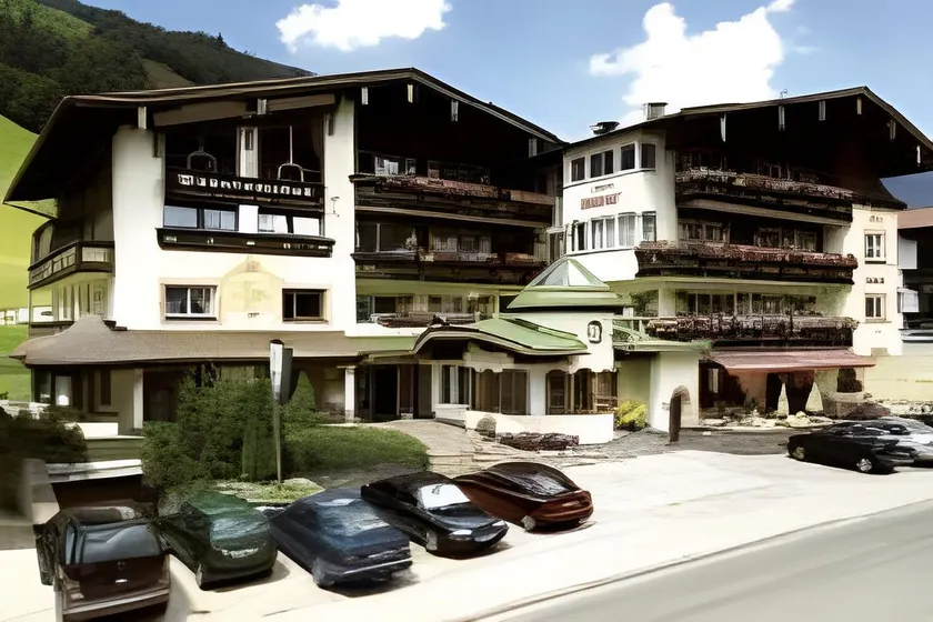 Hotel CENTRAL Bar & Restaurant - Image 1