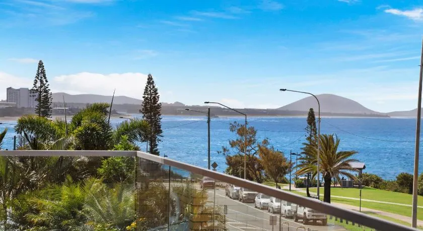 Elysee Beachside Apartments Alexandra Headland - Image 1