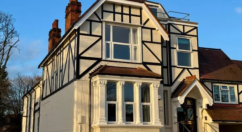 Gidea Park Hotel - Image 1