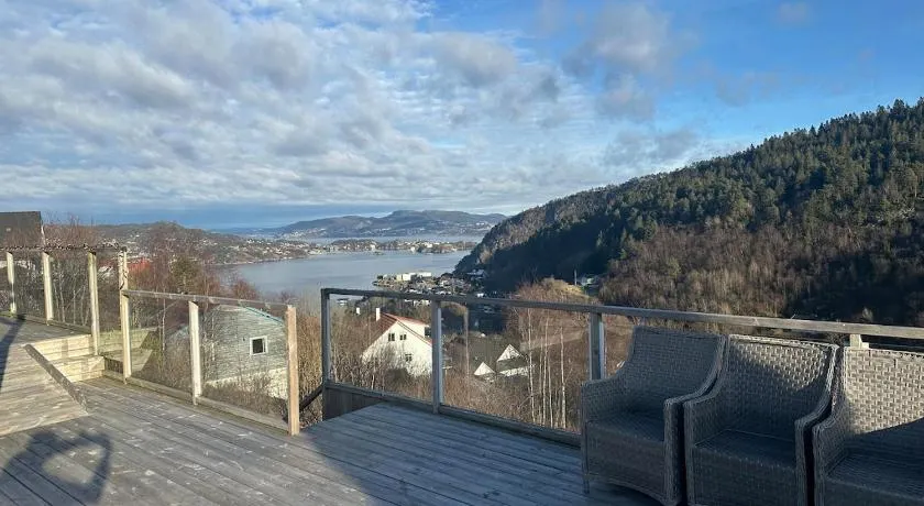 Large, spacious single-family home with good views - Image 1