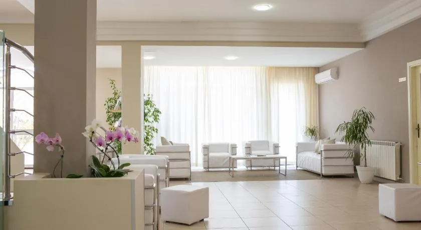 Hotel Holiday - Image 1