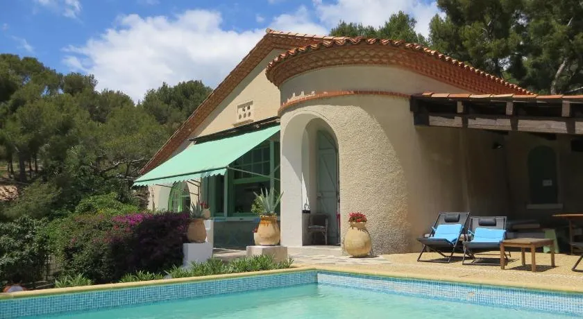 Cassis Hostel - Image 1