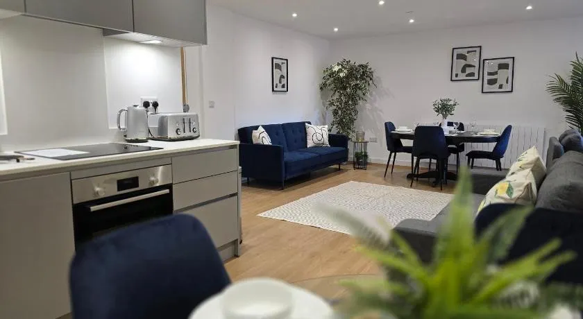Snuggle Inn Serviced Apartments, Great choice for large groups, Contractors, Business Executives and Family Vacations in the stunning valley of Surrey Hills, secure Private Parking, Offering Easy Train Access to London, Gatwick airport, M25 - Image 1