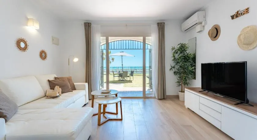Dona Lola Sandra - Cozy beach front house with open sea views located in Calahonda only few minutes away from Marbella - Costa del sol CS111 - Image 1