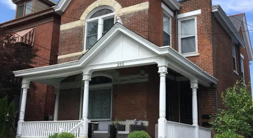 Historic Upstairs Apartment - Image 1