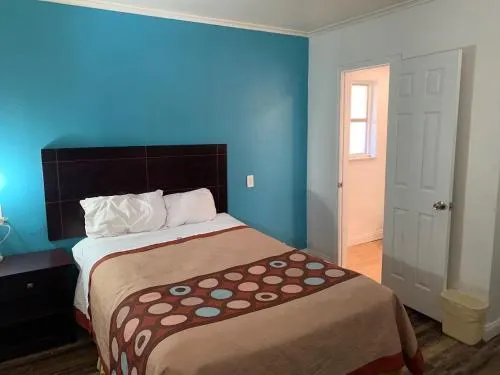 Holiday Motel - Image 1
