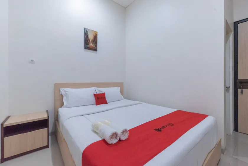 RedDoorz near CSB Mall Cirebon - Image 1