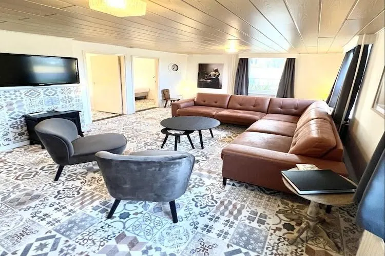 Holiday home in North Limburg with enclosed garden - Image 1