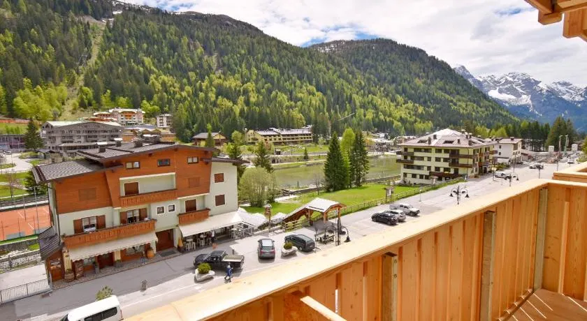 Emerald Studio Apartment - Image 1