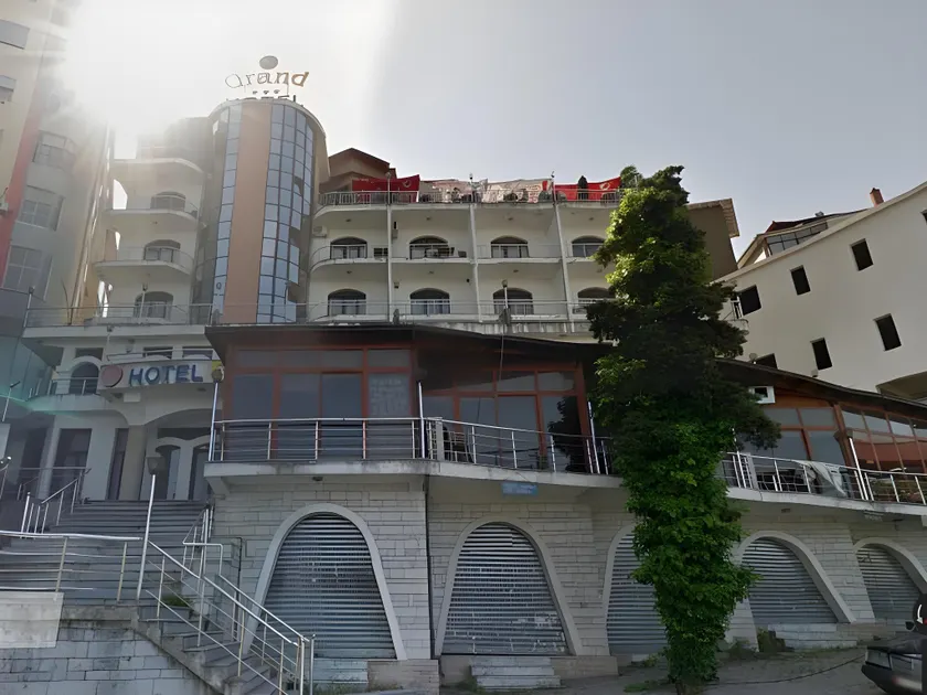 Hotel Grand - Image 1