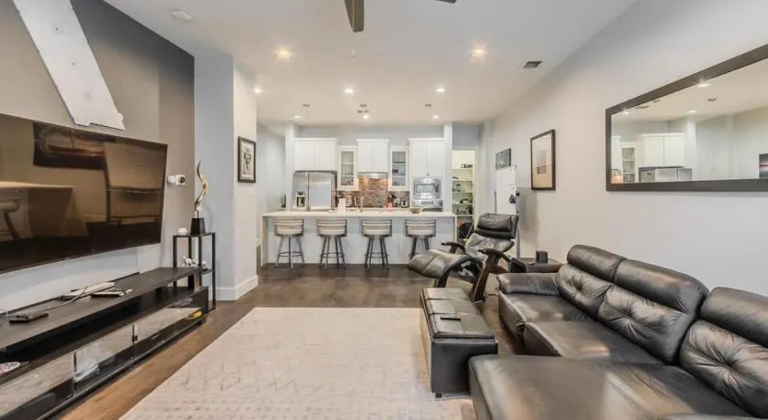 Stunning Townhome Near Uptown - Image 1