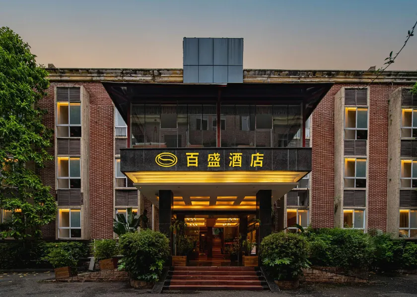 Parkson Hotel - Image 1
