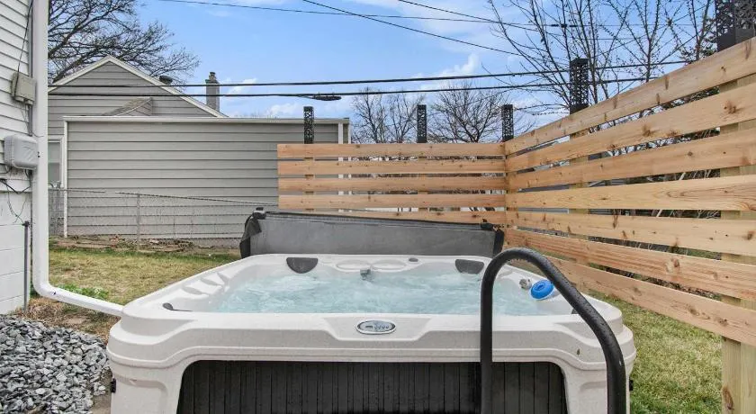 Adorable 2BR Hot Tub Close to Attractions - Image 1