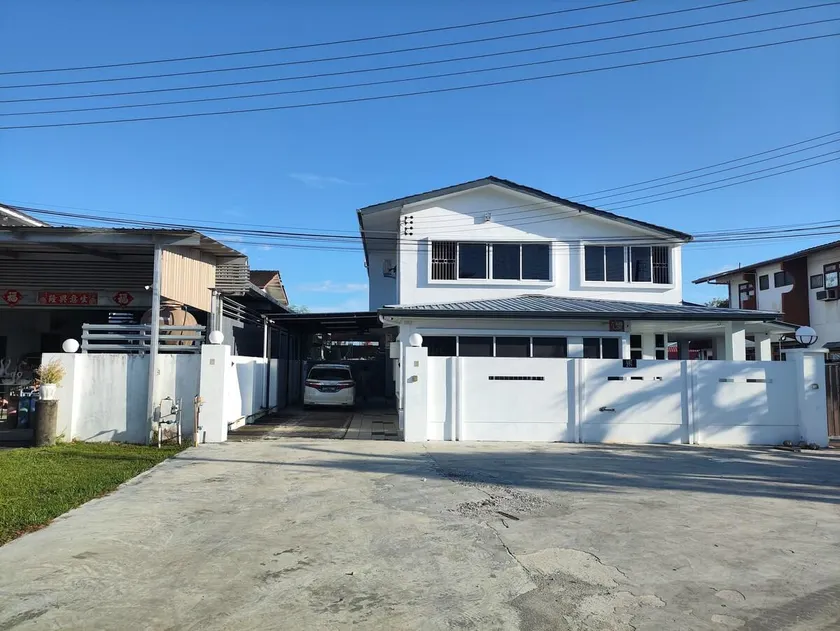Miri Homie1-Grd Flr 3 Rooms 12 Pax - Image 1