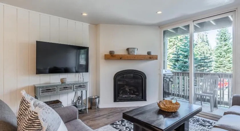 Highly updated 1 Bedroom plus den, 2 bath Crestview Unit 5 Sleeps up to 4 located near Canyon Lodge - Image 1