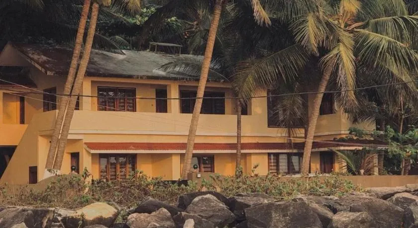 Kizhunna rock beach house - Image 1