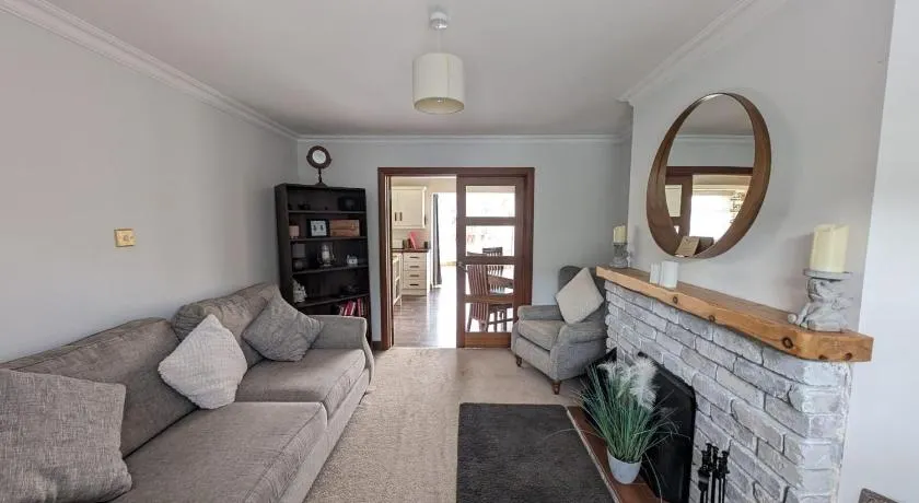 Sydenham Serenity: Bright Home with Conservatory - Image 1