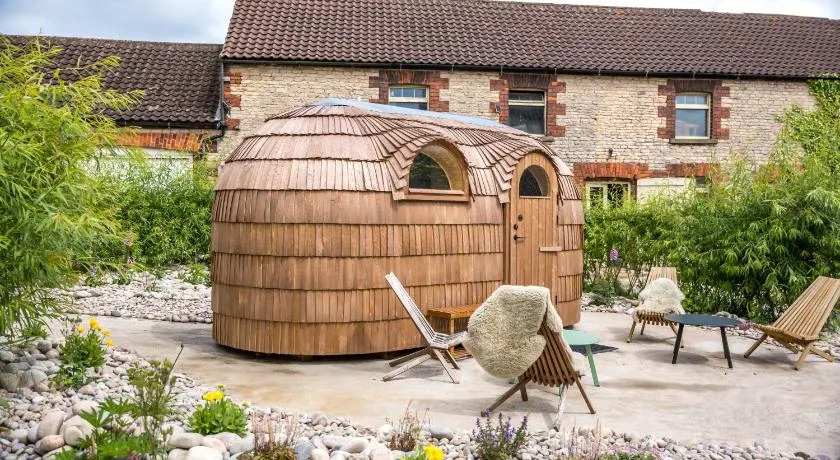 Large Country Cottage, Sleeps 8 - Spa Facilities, Garden Bar, Catering Services, Free Parking, Nature Reserve, Hen Parties - Image 1