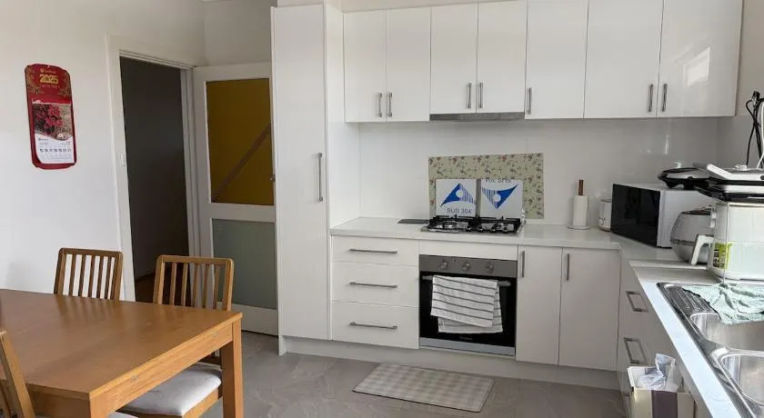 Springvale Hub - Beautiful & spacious queen bed room - Image 1