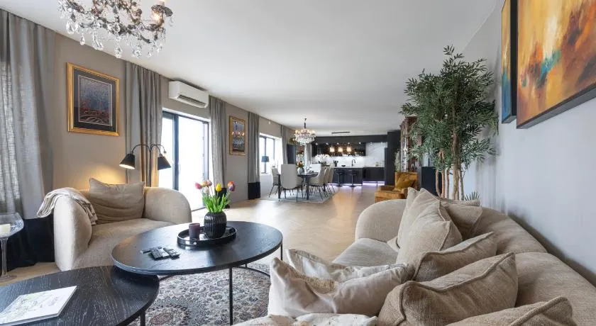 Spectacular 186 sqm luxury apt -prime location - Image 1