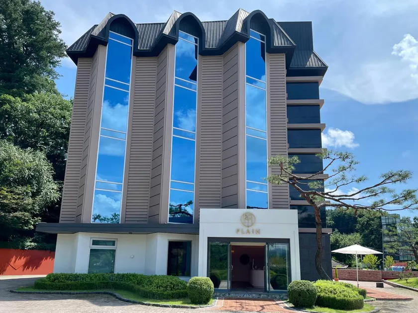 Plain Hotel - Image 1