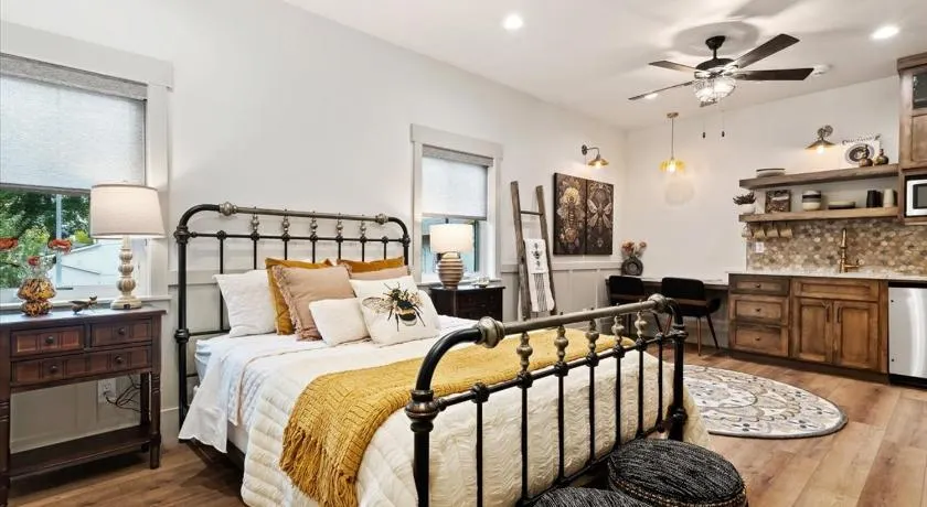 The Bee Room - Cozy Retreat on Midway Main Street - Image 1