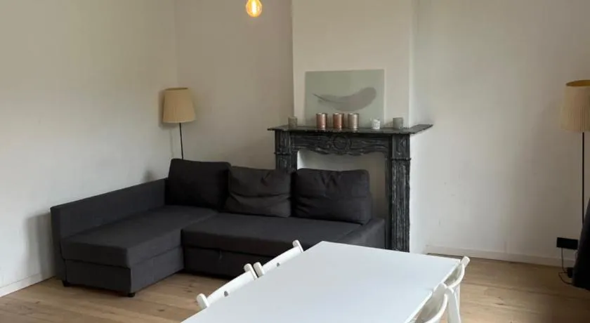 Midi Station Square Apartment - Image 1